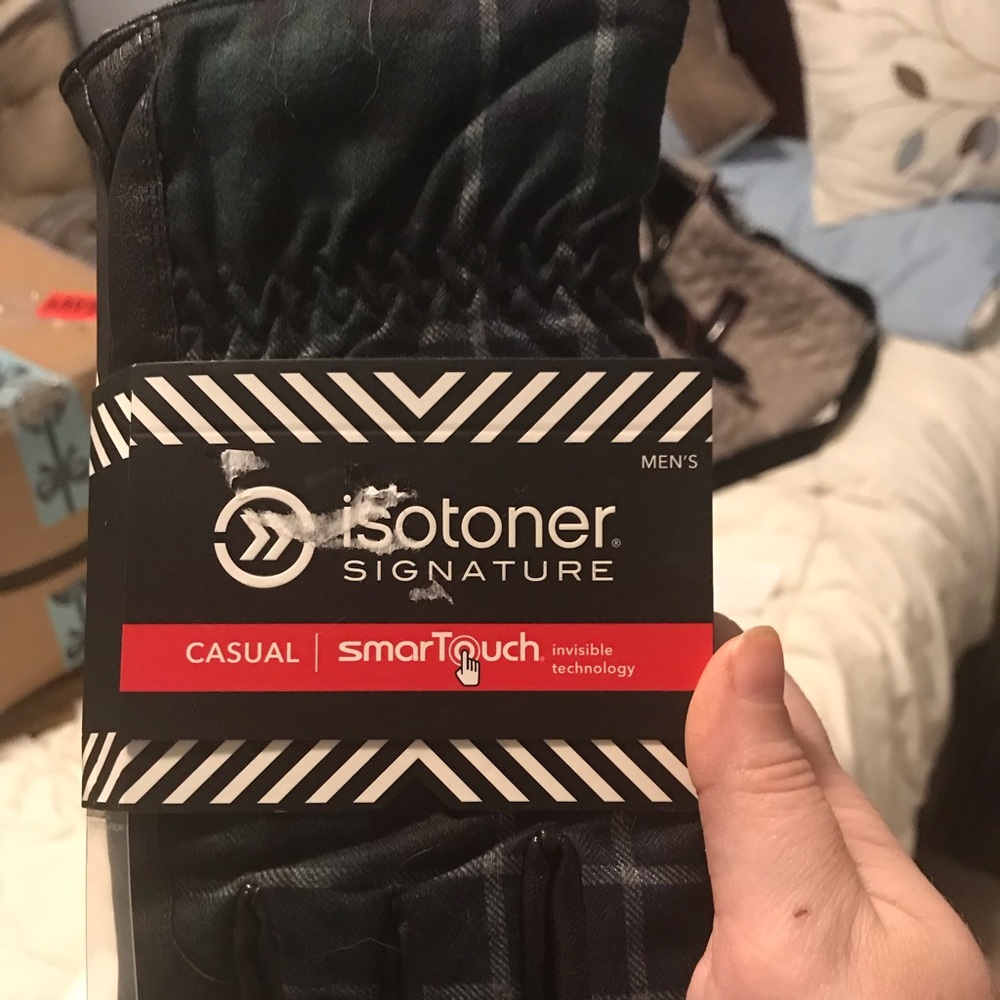 NWT Isotoner men’s Gloves with Smart touch.